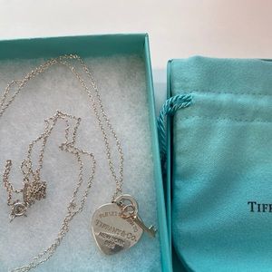 New Tiffany co long sterling silver chain/heart